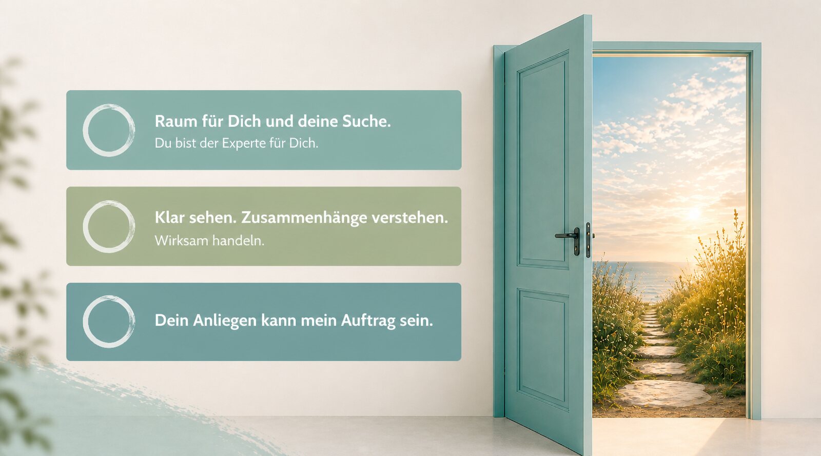 Türkisfarbene Tür zum Sonnenaufgang mit drei Nutzenkarten: Raum für Dich, Klar sehen, Dein Anliegen