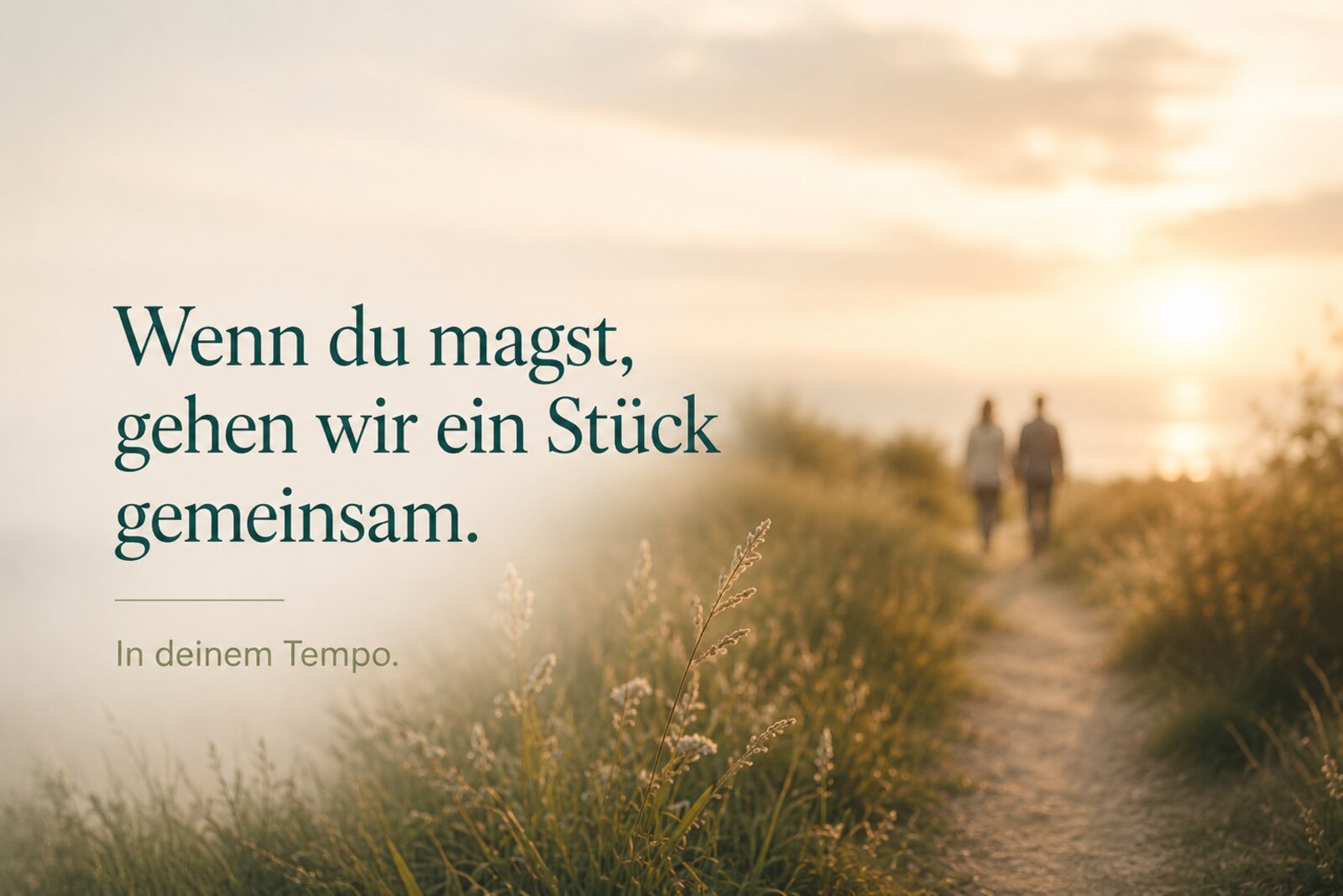 Zwei Menschen auf einem Weg im Sonnenaufgang mit Text „Wenn du magst, gehen wir ein Stück gemeinsam. In deinem Tempo.“